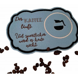 Stickdatei ITH - Mug Rug Spruch "Kaffee läuft - sportlicher wird es heute nicht"